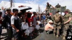 Marinir AS menyediakan air bersih kepada para korban topan Haiyan di kota Tacloban, Filipina tengah (21/11). 