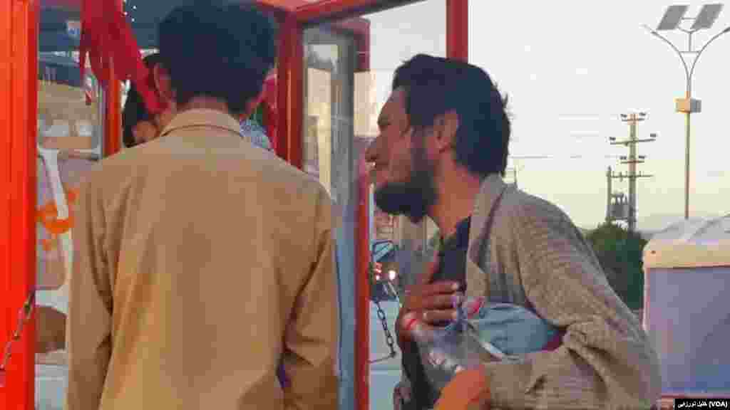 یک تن از معتادین مواد مخدر در ولایت کابل در حال گدایی دیده میشود.