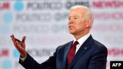 L'ancien vice-président américain, Joe Biden lors du sixième débat des primaires democrats, à l'Université Loyola Marymount à Los Angeles, Californie le 19 décembre 2019 (photo de Frederic J. Brun / AFP)