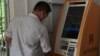 Un hombre usa un cajero automático de bitcoin en El Zonte, 56 km al sureste de San Salvador, el 9 de junio de 2021. -