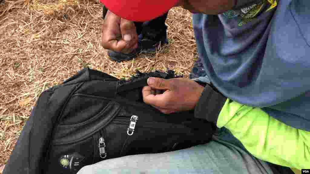 Un joven venezolano que cruzó Colombia caminando hasta esta frontera, cose el morral que lleva consigo. Ipiales, Colombia, 11 de septiembre de 2019.&nbsp; Foto: Celia Mendoza - VOA. 