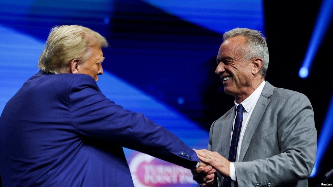Robert F. Kenedi i predsednički kandidat republikanske stranke Donald Tramp tokom kampanje za predsednika SAD. 23. oktobar, 2024. (Foto: REUTERS/Carlos Barria)