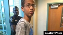 Ahmed Mohamed es escoltado por la policia al ser expulsado de la escuela por llevar un invento a su clase de Ingeniería.