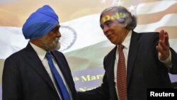 Pejabat perencanaan pembangunan India, Montek Singh Ahluwalia (kiri) berbicara dengan Menteri Energi Amerika Ernest Moniz di New Delhi (11/3).