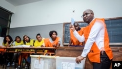 Penghitungan suara dilakukan di salah satu temnpat pemungutan suara di Maputo, Mozambik, dalam pemilu yang digelar pada 9 Oktoberfest 2024. (Foto: AP/Carlos Uqueio)