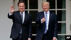 President Donald Trump stands with Panamanian President Juan Carlos Varela at the White House in Washington, June 19, 2017. 