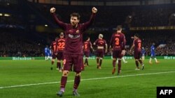 L'attaquant argentin de Barcelone Lionel Messi célèbre son but lors du match aller de 16e de finales de la Ligue des champions contre Chelsea au stade Stamford Bridge de Londres, le 20 février 2018.