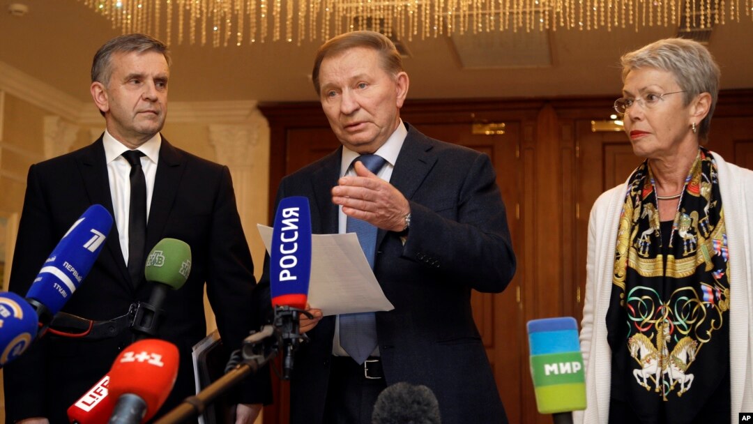 Dari kiri: Dubes Rysia untuk Ukraina Mikhail Zurabov, mantan presiden Ukraina Leonid Kuchma dan utusan OSCE Heidi Tagliavini, memberikan keterangan kepada media seusai pertemuan di Minsk, Belarus (20/9).