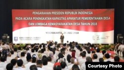 Presiden Joko Widodo memberikan pengarahan soal Dana Desa kepada ribuan aparat desa di Yogyakarta, Rabu 25 Juli 2018. (Foto courtesy: Humas Kemendagri)