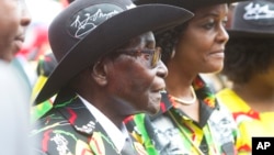 Le président zimbabwéen Robert Mugabe et sa femme Grace assistent à ses 93 ans d'anniversaire à Matopos, dans la banlieue de Bulawayo, 25 février 2017.