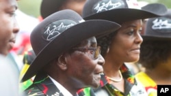 Le président zimbabwéen Robert Mugabe et sa femme Grace assistent à ses 93 ans d'anniversaire à Matopos, dans la banlieue de Bulawayo, 25 février 2017.