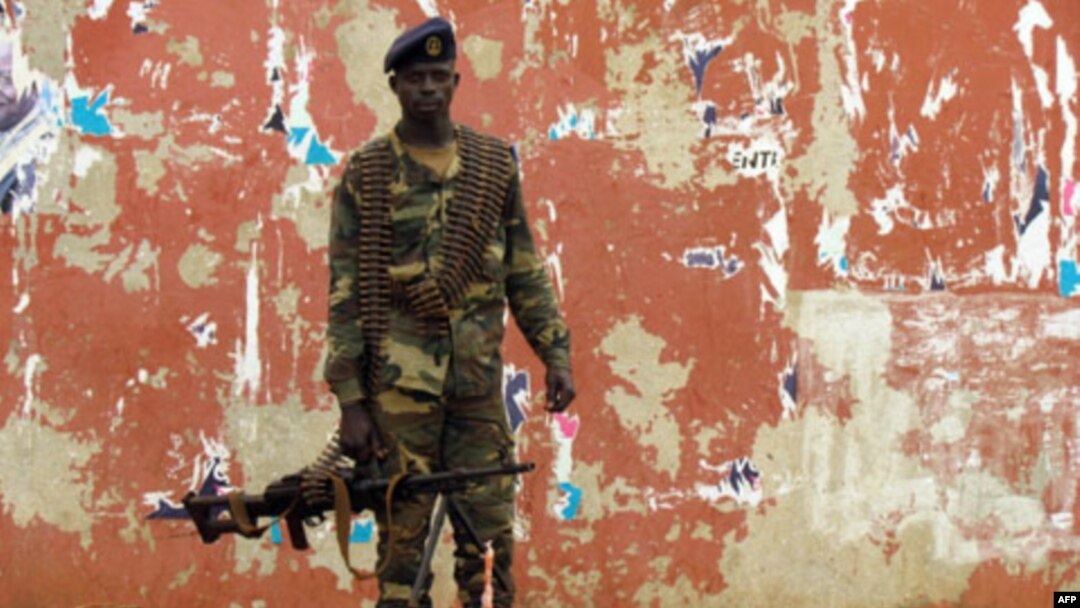 Soldado guineense estacionado numa rua de Bissau