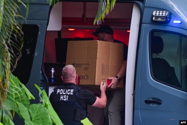 FILE - Agen Investigasi Keamanan Dalam Negeri memasukkan sebuah kotak ke dalam mobil di pintu masuk rumah produser dan musisi AS Sean "Diddy" Combs di Star Island di Miami Beach, 25 Maret 2024. (GIORGIO VIERA / AFP)