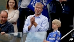 Roman Abramovich (baju putih), konglomerat Rusia pemilik klub Chelsea (foto: ilustrasi). 