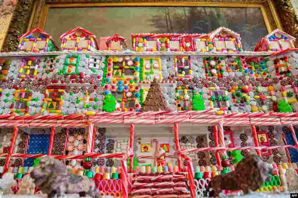 Una casa de pan de jengibre gigante ubicada en el comedor del Red Lion Inn se exhibe en Main Street en Stockbridge, Massachusetts el 13 de diciembre de 2020. [AFP]