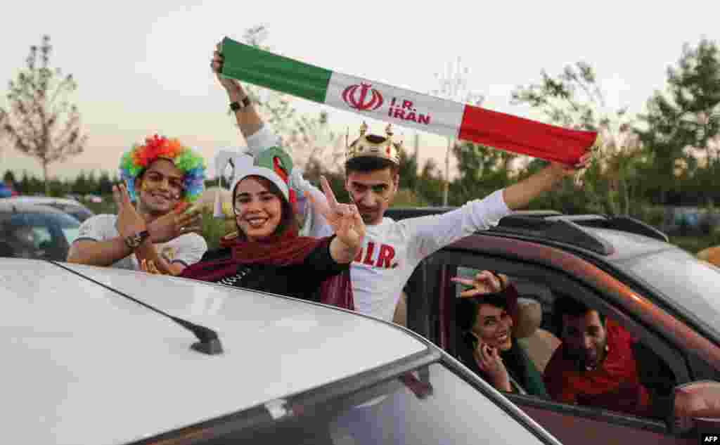 تماشاچیان بازی دو تیم ایران و اسپانیا پشت در ورزشگاه آزادی در ایران