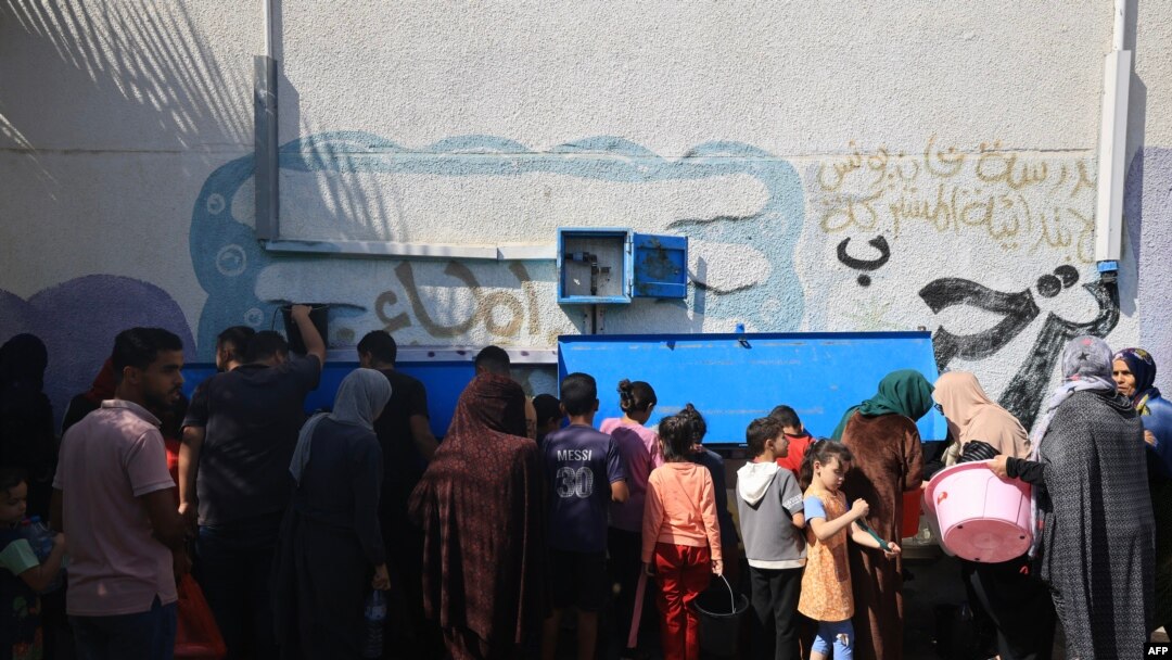 Raseljeni ljudi u skloništu Agencije UN za palestinske izbeglice u južnom delu Pojasa Gaze (Mahmud Hams/ AFP)