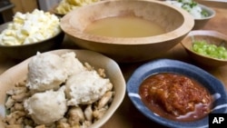 Bakso, salah satu makanan favorit di Indonesia. (Photo: AP Photo/Larry Crowe)