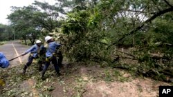 Abakora mugisata gitanga umuyagankuba bariko baca ibiti vyasenyuwe n'igihuhusi Otto muri Nicaragua, Italiki ya 25, ukwezi kwa 11, 2016. 