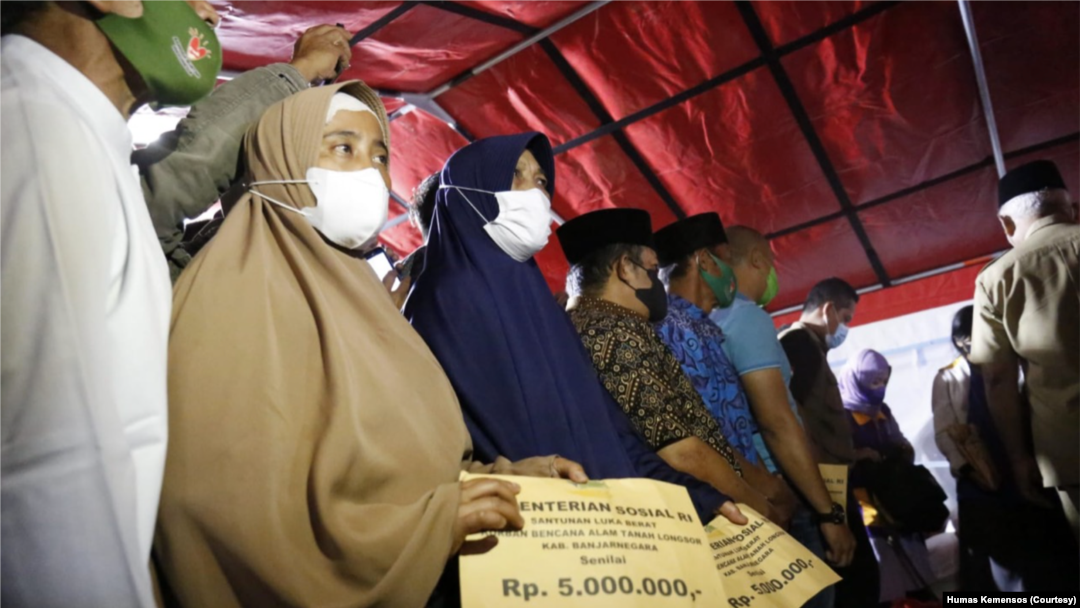 Kemensos menyalurkan Bansos bagi korban longsor di Kabupaten Banjarnegara, Jawa Tengah, Minggu (21/11). Selain warga miskin, korban bencana berhak atas Bansos. (Foto: Courtesy/Humas Kemensos)