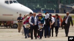 Los inmigrantes deportados, entre ellos niños y mujeres llegaron al aeropuerto internacional de La Aurora en Guatemala.