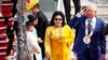 Mantan perdana menteri Malaysia Najib Razak yang saat itu masih menjabat sebagai PM bersama istrinya, Rosmah Mansor, di Bandara Internasional Clark di Clark, Provinsi Pampanga, utara Manila, Filipina, 12 November 2017. (Foto: AP)