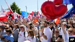 تجمع روز یکشنبه بزرگترین تظاهرات ضد دولتی از زمان سقوط کمونیسم در سال ۱۹۸۹ در لهستان بود. 