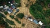 Pemandangan udara menunjukkan sebuah mobil yang melaju melewati lokasi longsor setelah badai di Longyan, Provinsi Fujian, China timur, 17 Juni 2024. (Foto: Ilustrasi/CNS/AFP)