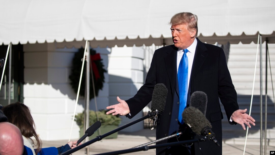Predsednik Donald Tramp obraća se novinarima ispred Bele kuće, 7. decembar 2019 