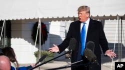 美國總統特朗普在白宮南草坪接受記者採訪（2019年12月7日）。