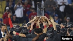 지난달 28일 ‘보스턴 레드삭스(Boston Red Sox)’가 로스앤젤레스 다저스(Los Angeles Dodgers)를 상대로 이기고 난 후 보스턴 레드삭스 선수들이 월드시리즈 우승컵을 들고 환호하고 있다. 