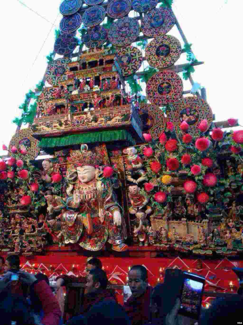 3月5日塔尔寺酥油花佛事活动当天现场照片,荷枪实弹的军警驻守寺院