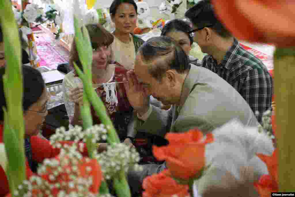 ດຣ ບໍລິວົງ ຕາໂນວັນ ກໍາລັງຮັບພອນສູ່ຂວັນ