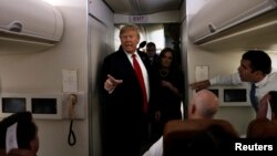 美國總統特朗普10月6日總統專機‘空軍一號’機艙內對媒體講話。