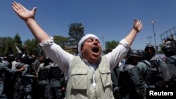 Unos 200 manifestantes pasaron la noche bajo dos grandes tiendas de campaña en una carretera próxima al palacio presidencial.