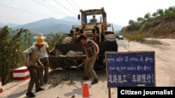 ແຮງງານຕ່າງຊາດ ຊາວຈີນ ກຳລັງເຮັດວຽກ ໃນໂຄງການກໍ່ສ້າງທາງສາຍນຶ່ງຢູ່ໃນລາວ