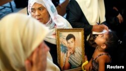 FILE - Palestinians take part in a rally calling for the release of Palestinian prisoners from Israeli jails, in Gaza City September 2, 2013.