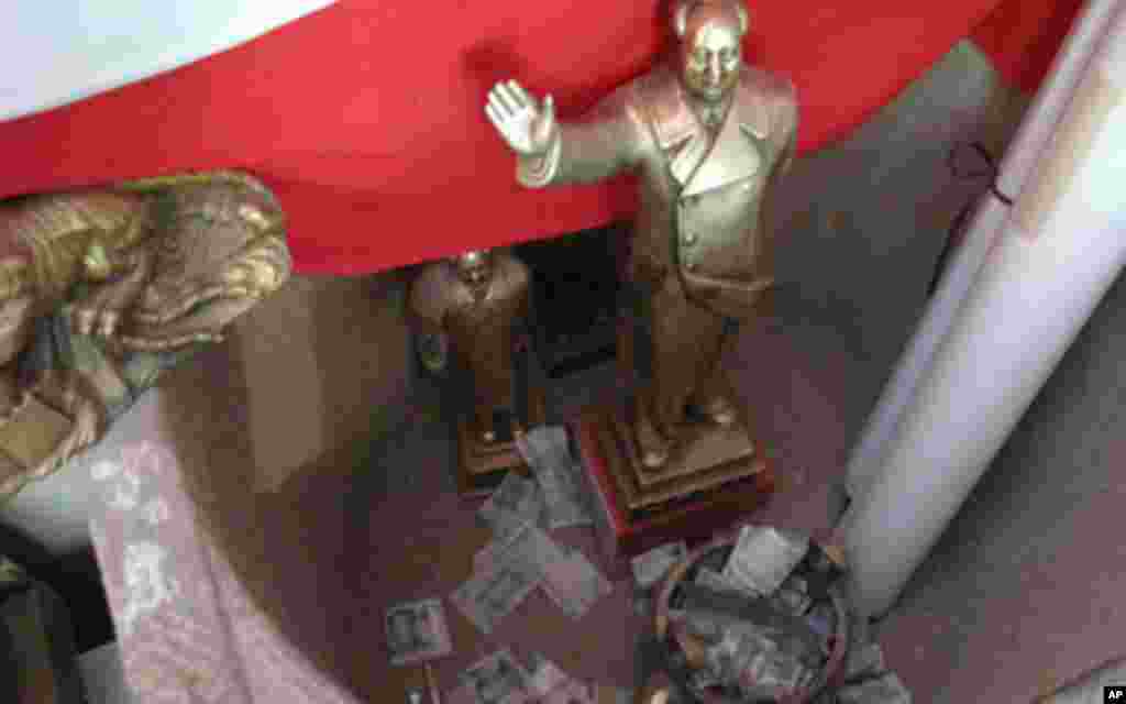 毛住所隔壁有一个销售纪念品的小店