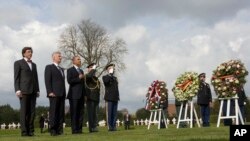 Presiden AS Barack Obama (tengah) didampingi Raja Belgia Phillipe dan PM Belgia Elio Di Rupo (paling kiri) memberikan penghormatan dalam acara peletakan karangan bunga di Taman Makam Pahlawan Amerika 'Flanders Field' di Waregem, Belgia (26/3).