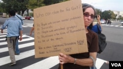 Una mujer protesta en Washington por la falta de acuerdo en el Congreso para evitar el cierre del Gobierno (Foto: Héctor Cerpa, VOA)