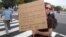 Una mujer protesta en Washington por la falta de acuerdo en el Congreso para evitar el cierre del Gobierno (Foto: Héctor Cerpa, VOA)
