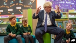 លោក Boris Johnson នាយក​រដ្ឋ​មន្ត្រី​អង់គ្លេស​និយាយ​ជាមួយ​កូន​សិស្ស​ក្នុង​ពេល​លោក​ទស្សនា​សាលា​បឋម​សិក្សា​មួយ​នៅ​ទីក្រុង Milton Keynes ប្រទេស​អង់គ្លេស កាល​ពី​ថ្ងៃ​ទី​២៥ តុលា ២០១៩។