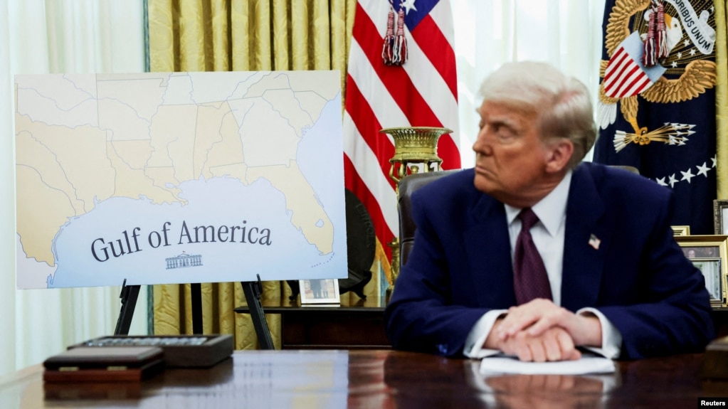 Presidenti i Shteteve të Bashkuara Donald Trump shikon një hartë që tregon Gjirin e Amerikës, i cili paraprakisht u quajt Gjiri i Meksikës, në Zyren Ovale të Shtëpisë së Bardhë më 13 shkurt, 2025/Pamje arkivi/Reuters 