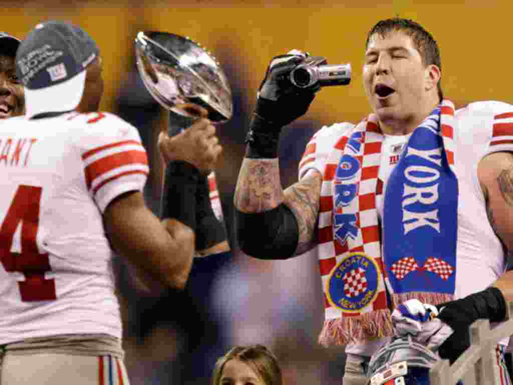 Pemain bertahan New York Giants, David Diehl (kanan) dan Deon Grant merayakan kemenangan timnya (AP).