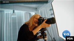 La reconocida fotógrafa Anne Geddes en acción. [Foto tomada de video VOANews].