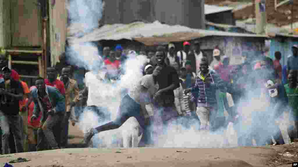 Les partisans du leader de l&#39;opposition Raila Odinga relancent les grenades lacrymogènes aux forces de l&#39;ordre dans le bidonville de Mathare, à Nairobi, le 9 août 2017.