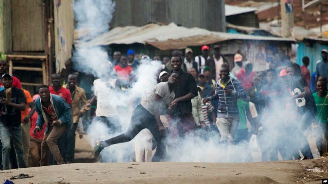 Para pendukung pemimpin oposisi Kenya dan kandidat presiden Raila Odinga melemparkan balik tabung gas air mata pada pasukan keamanan Kenya di daerah kumuh Mathare, Nairobi, Rabu, 9 Agustus 2017 (foto: AP Photo/Jerome Delay)