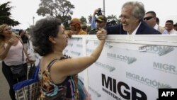 El Secretario General de la OEA, Luis Almagro (R), saluda a una mujer venezolana en el Puente Internacional Simón Bolívar en Cúcuta, Colombia, en la frontera con Venezuela, el 14 de septiembre de 2018.