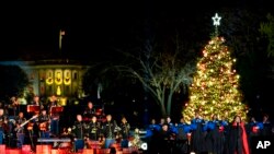 ທ່ານນາງ Patti LaBelle ກຳລັງສະແດງຮ້ອງເພງ ໃນຂະນະທີີປະທານາທິບໍດີ ໂຈ ໄບເດັນ ແລະສະຕີໝາຍເລກນຶ່ງ ທ່ານນາງຈຽວ ໄບເດັນ ເຂົ້າຮວມພິທີໃຕ້ໄຟຕົ້ນຄຣິສມັສ ທີ່ນະຄອນຫຼວງວໍຊິງຕັນ ວັນທີ 2 ທັນວາ 2021.