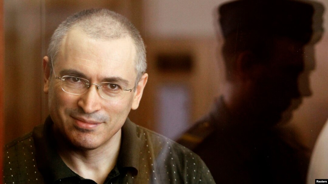 Taipan minyak Rusia Mikhail Khodorkovsky saat menghadiri sebuah sidang pengadilan di Moskow. (Foto: Dok)
